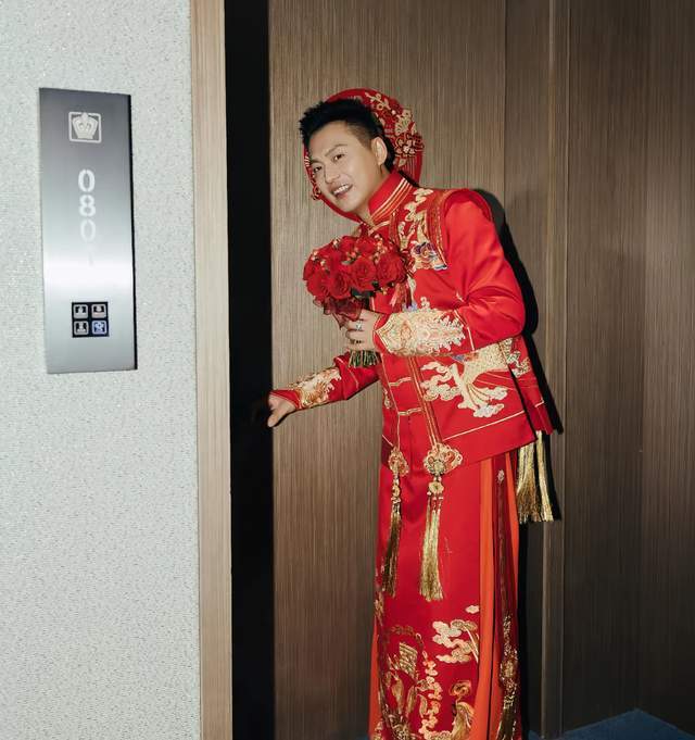 九游官网-41岁知名“特型演员”侯京健大婚！曝妻子身份，多次主持联欢晚会